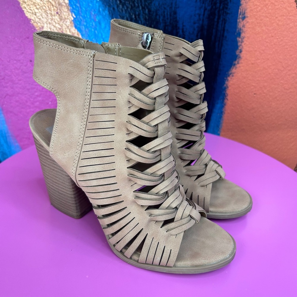 DV by Dolce Vita Women 7.5 Heeled Sandals Tan Laser Cut Cage Block Heel EUC‎